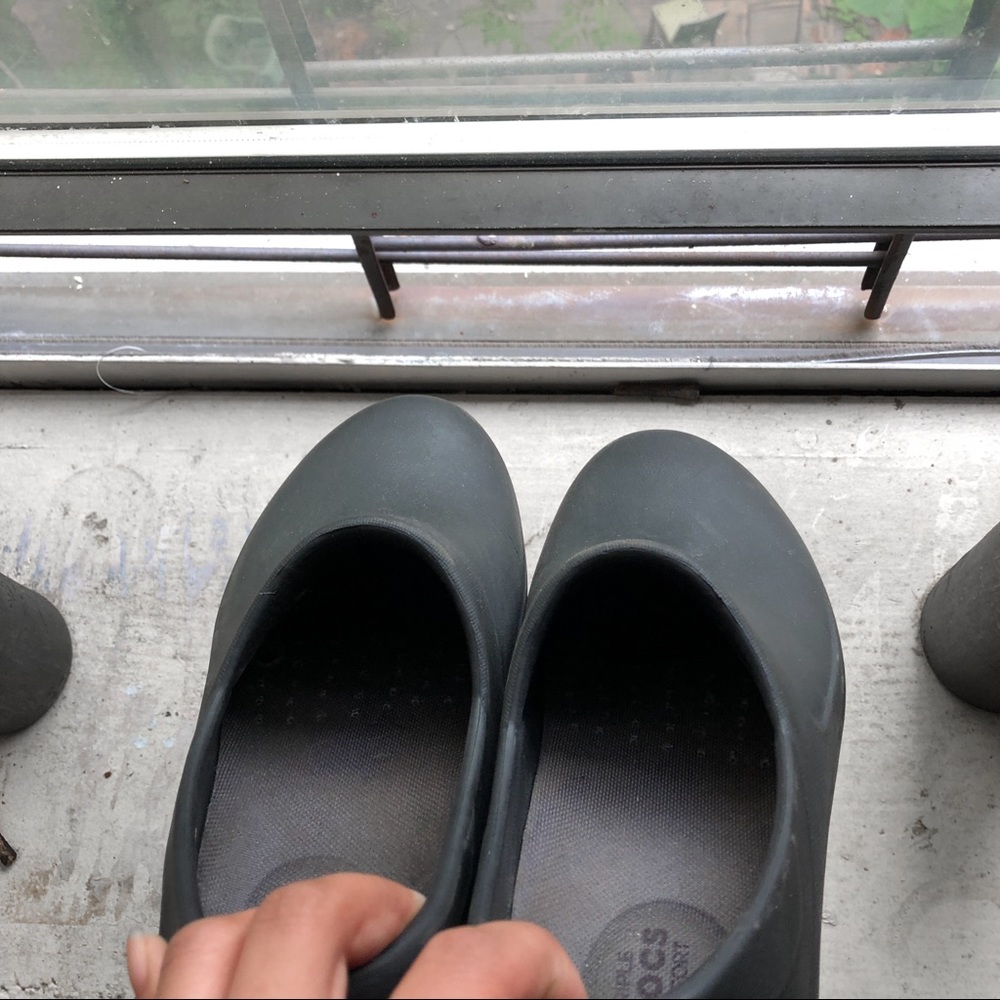 Black Croc Clogs - image 6